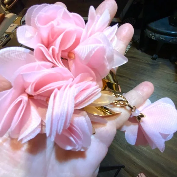 LILLY PULITZER NECKLACE 🩷 CASCADING PETALS- SOFT PINK TROPICS NECKLACE/GOLD - Picture 6 of 15